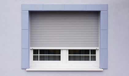 Modernisiertes Fenster mit Rolladen